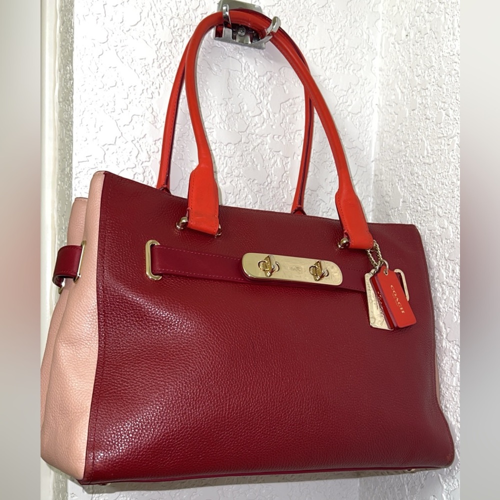 🛍️🛍️💫Super cute Coach Swagger Carryall Leather Tote bag 36514 in Colorblock.
